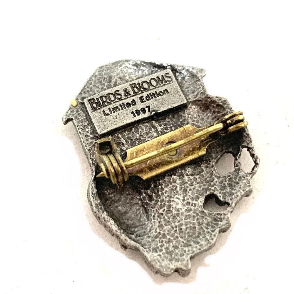 Vintage Birds & Blooms Limited Edition Pin 1997 Small Pewter Birdhouse - Picture 4 of 4